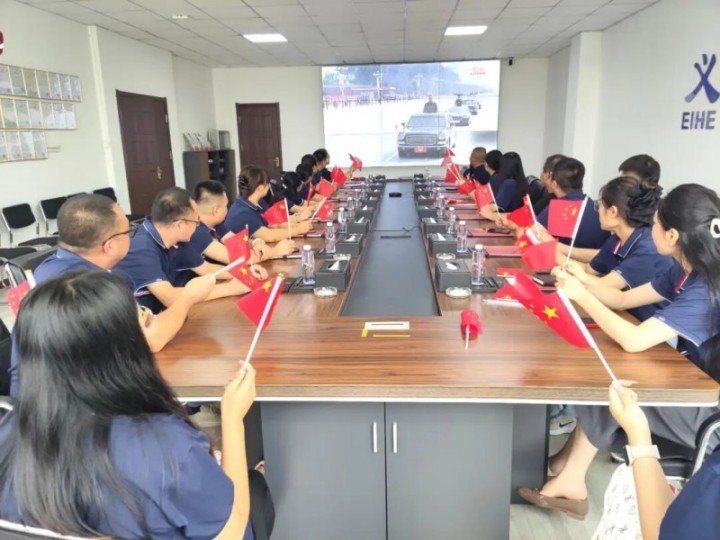 D'eagraigh Grúpa Struchtúr Cruach EIHE Breathnú ar Chraoladh Beo an 93ú Paráid Míleata